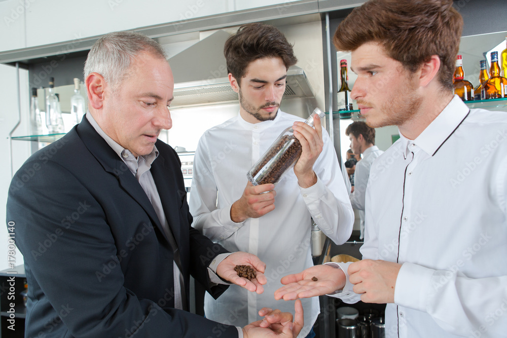 Obraz premium roast coffee bean control