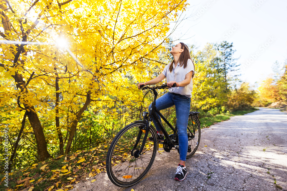 Obraz premium Young active sport girl with bicycle outdoor