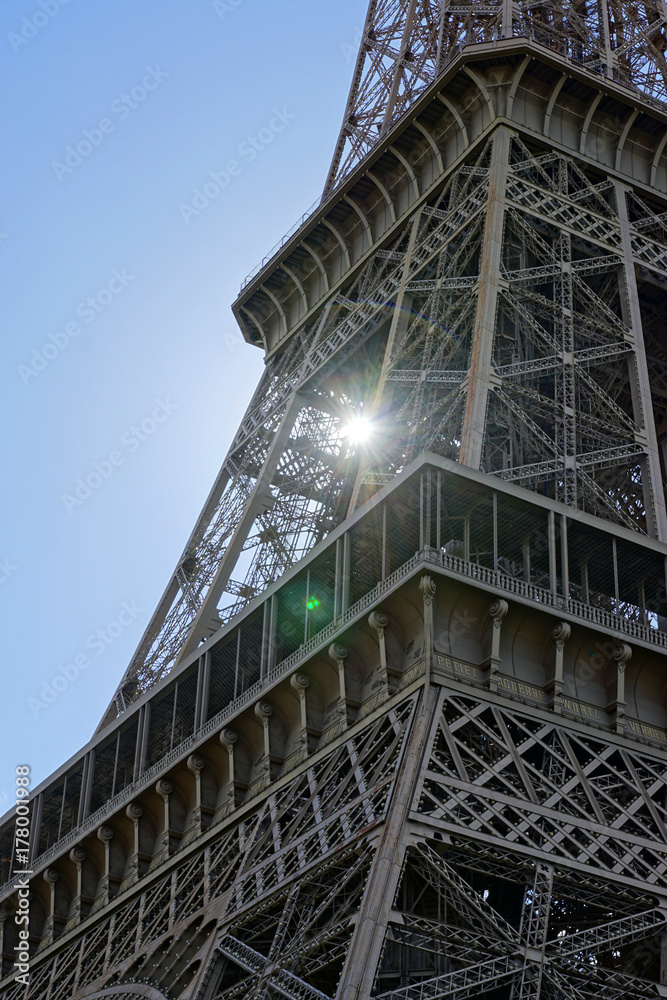 Soleil et détail sur la structure de la Tour Eiffel