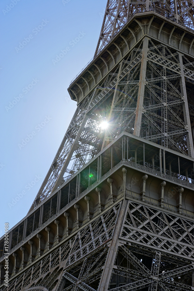 Soleil et détail sur la structure de la Tour Eiffel Soleil et détail sur la structure de la Tour Eiffel