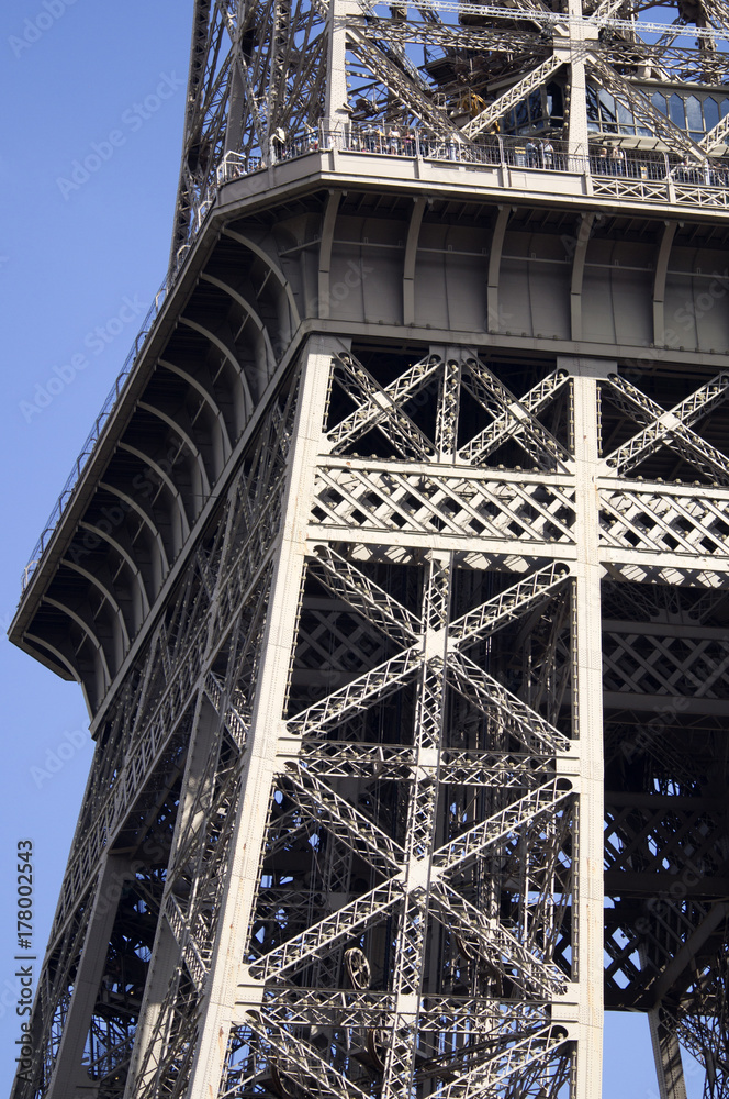 pylône avec ascenseur de la Tour Eiffel