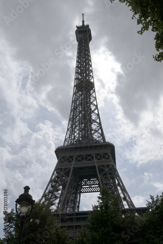 Fototapeta Naklejka Na Ścianę i Meble -  Tour Eiffel en contre jour