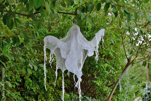 fantasmi e zombie si preparano per la notte di halloween photo