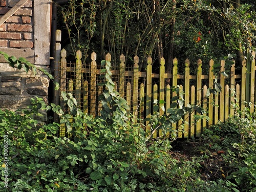 Fototapeta Naklejka Na Ścianę i Meble -  alter Gartenzaun  an einem Gehöft