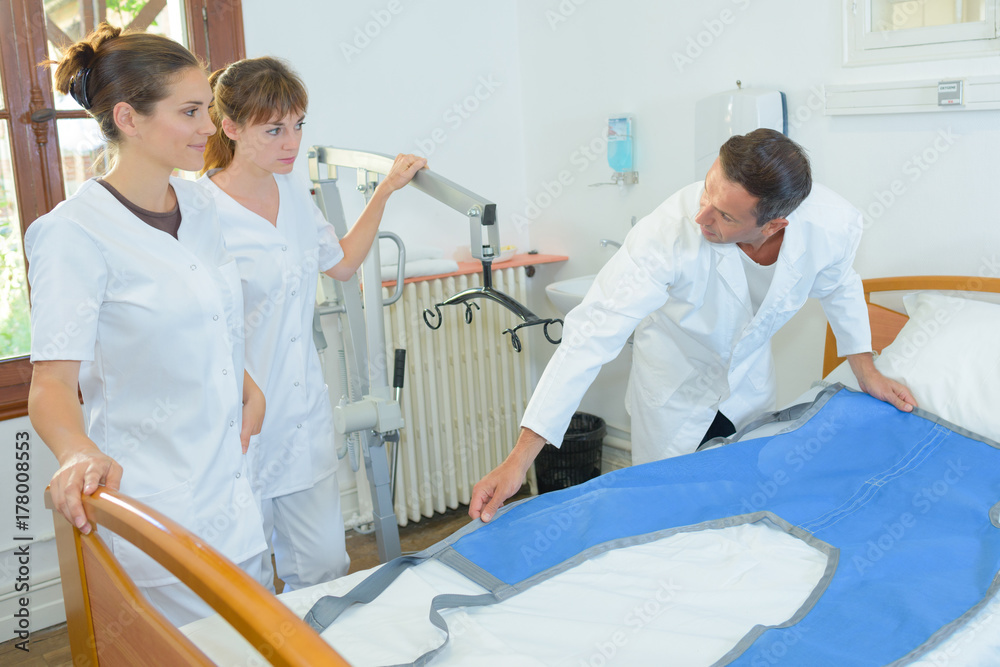 Obraz premium doctors preparing the bed in hospital