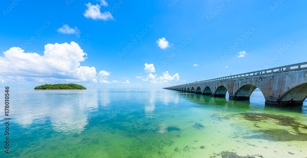 Long Bridge at Florida Key's - Historic Overseas Highway And 7 Mile Bridge to get to Key West, Florida, USA - obrazy, fototapety, plakaty 