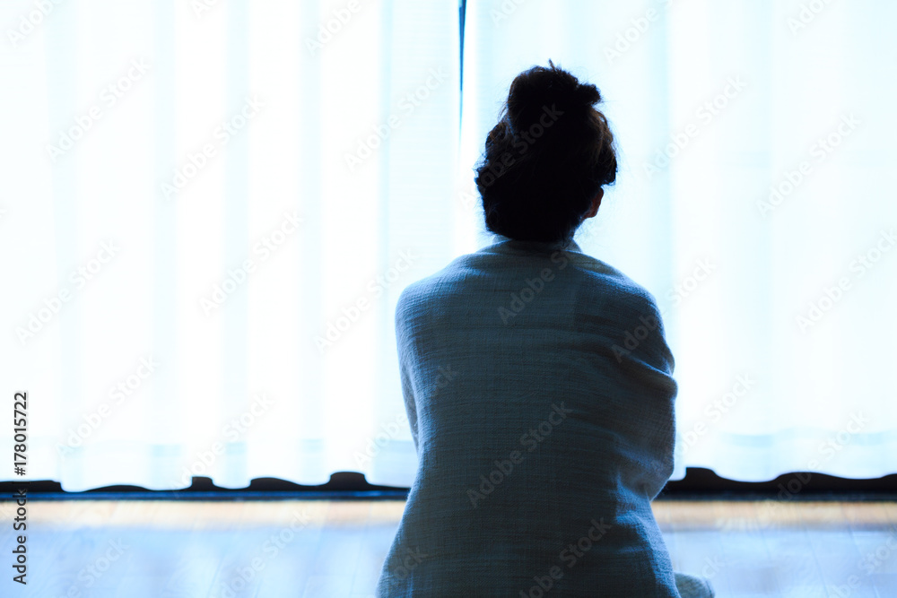 Φωτογραφία 部屋の窓際に座っている寂しい女性