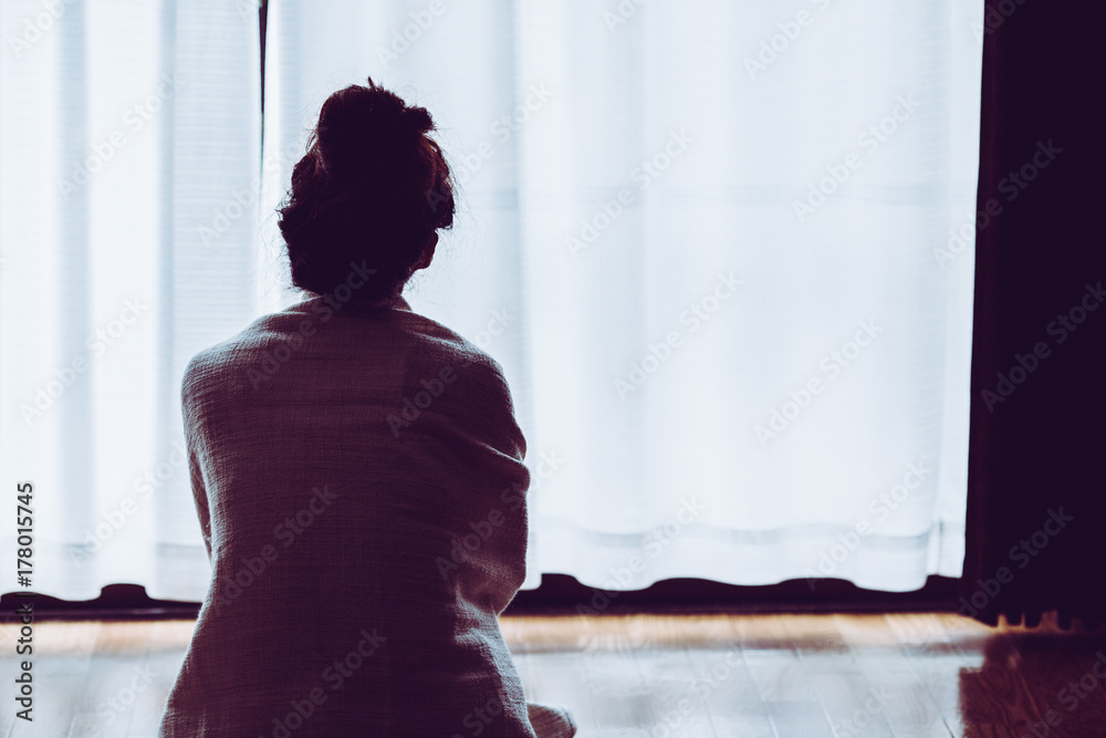 部屋の窓際に座っている寂しい女性 Stock Photo Adobe Stock 部屋の窓際に座っている寂しい女性 Stock Photo Adobe Stock