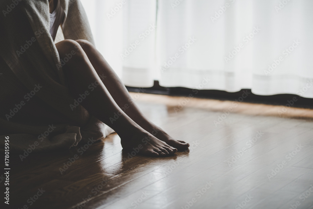 Φωτογραφία 部屋の窓際に座っている寂しい女性