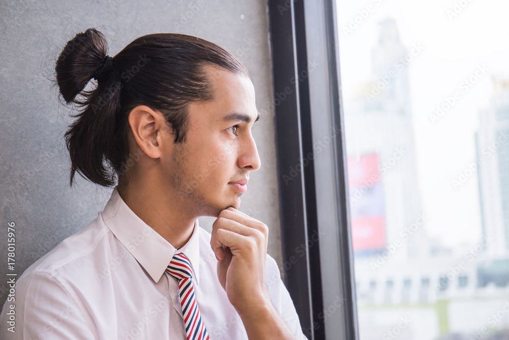 Φωτογραφία Portrait of a smiling business man (professional), portrait of young man looking up out of the window office