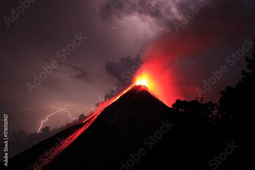 Volcan éruption nuit