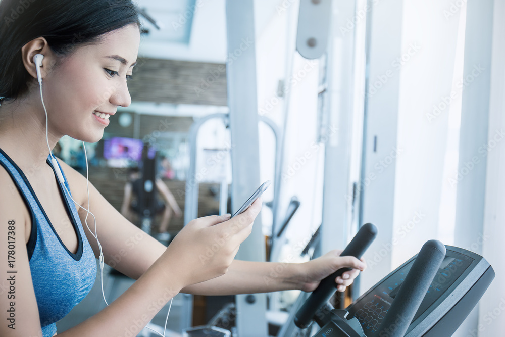 Φωτογραφία Beautiful sporty asian woman listen to music from smartphone with app running on