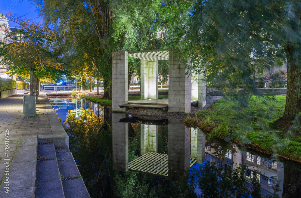 Φωτογραφία En kanal inne i Hammarby sjöstad med små broar, trappor och dekorativa däck med