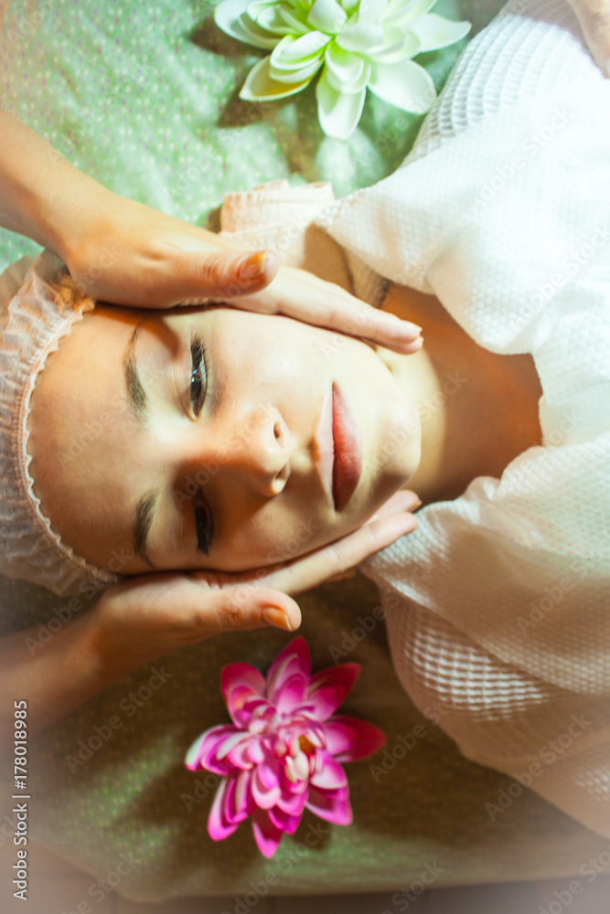 Naklejka premium spa salon face massage. Close-up of a young woman getting spa treatment at beauty salon. spa face massage. facial beauty treatment.