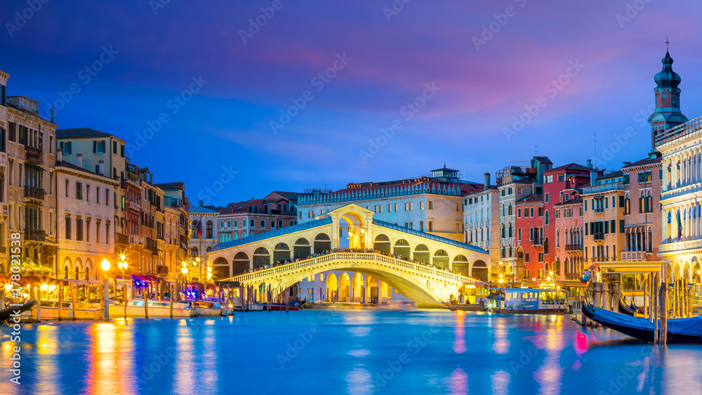 Rialto Bridge in Venice, Italy - obrazy, fototapety, plakaty 