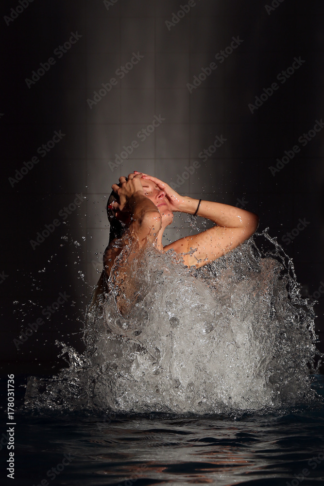 Fototapeta premium Girl in swimming pool