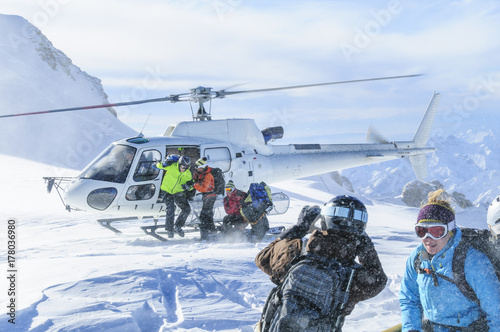 Wintersportler werden mit dem Helikopter transportiert