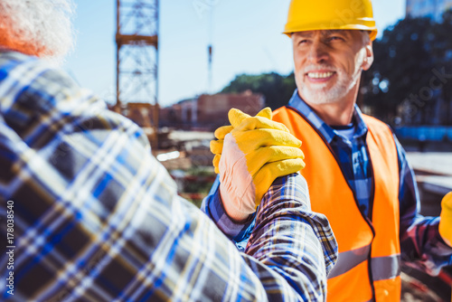 Fotografia construction workers shaking hands