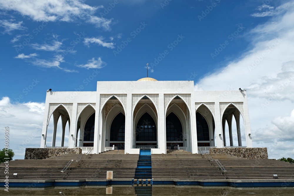 Fototapeta premium The central mosque at Songkhla province,In a day bright sky with white clouds.