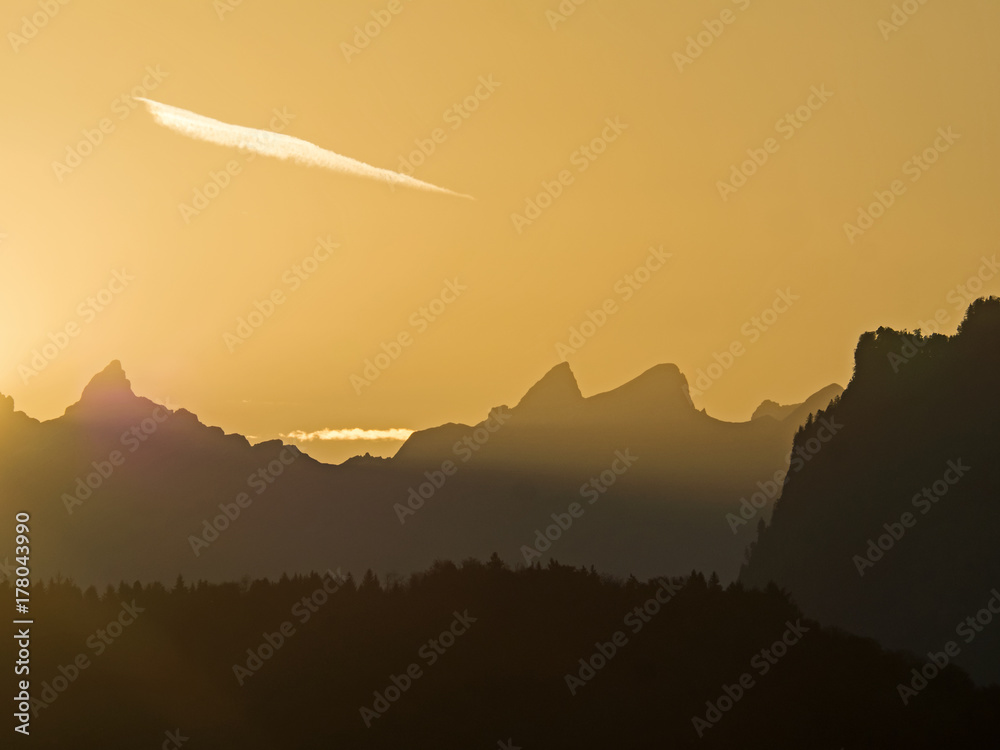 Naklejka premium Mountain contours at sunrise, Gebirgskonturen bei Sonnenaufgang