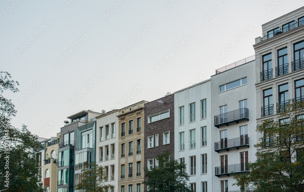 Naklejka premium modern townhouses in a row with copy space in the sky