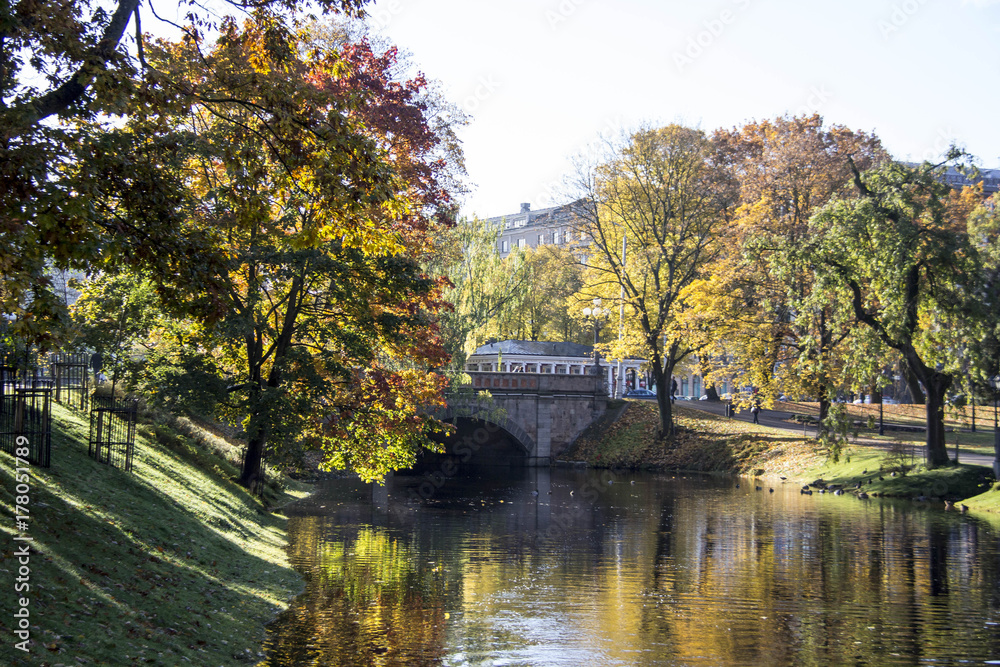 Obraz premium Riga Canal in autumn that flows through Bastion hill park (Bastejkalns). Latvia