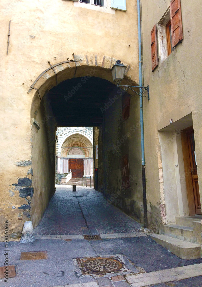 Passage couvert menant à la cathédrale d'Embrun