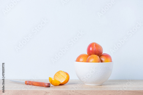 Fototapeta Naklejka Na Ścianę i Meble -  Bowl of fresh peaches on the table