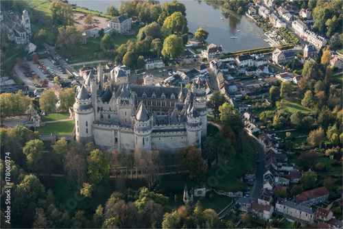 Vue aérienne du château de Pierrefonds restauré par Viollet-le-Duc