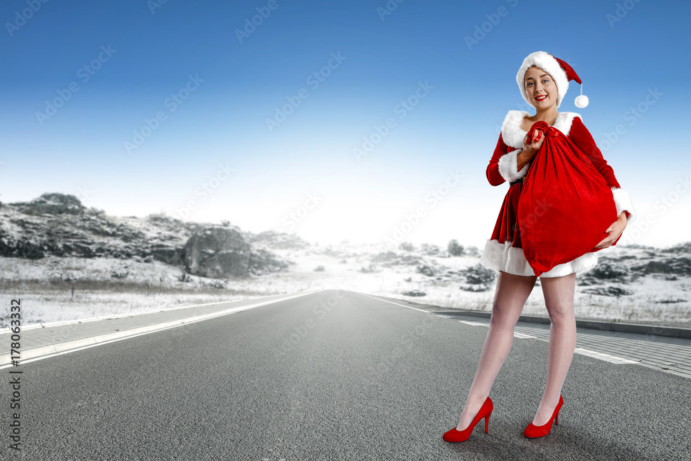 Obraz premium santa claus woman and winter road