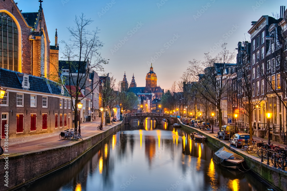 Fototapeta premium Amsterdam city at night with the canal in Amsterdam city, Netherlands