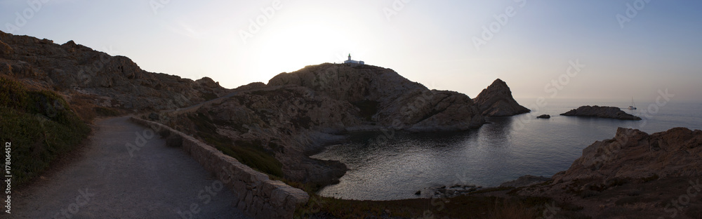 Corsica, 30/08/2017: tramonto al Faro della Pietra, inaugurato nel 1857 sulla cima dell'Isola della Pietra, il promontorio roccioso di Isola Rossa, famosa città dell'Alta Corsica