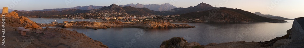 Corsica, 30/08/2017: lo skyline di Isola Rossa, famosa città dell'Alta Corsica, con vista al tramonto della torre genovese costruita nel XV secolo in cima all'Isola della Pietra