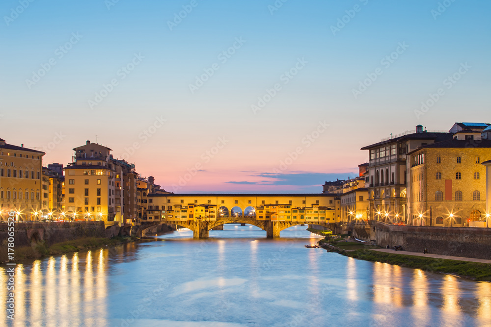 Obraz premium Ponte Vecchio bridge at night in Florence, Tuscany, Italy