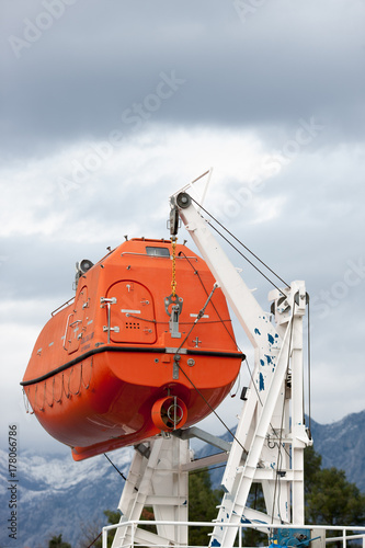 Life raft on derrick