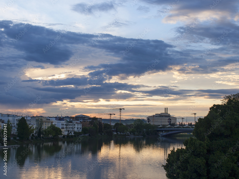 Atardecer en el río Guadalquivir /Sunset on the river Guadalquivir. Sevilla
