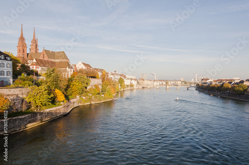 Basel, Stadt, Altstadt, Rhein, Rheinufer, Grossbasel, Kleinbasel, Münster, Rheinbrücke, Altstadthäuser, Schifffahrt, Herbst, Schweiz