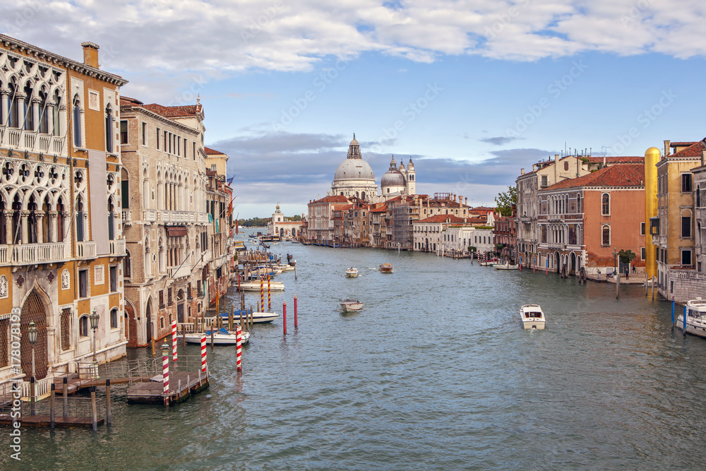 Вид с моста Академии на Большой Канал и собор Санта Мария делла Салюте. Венеция. Италия