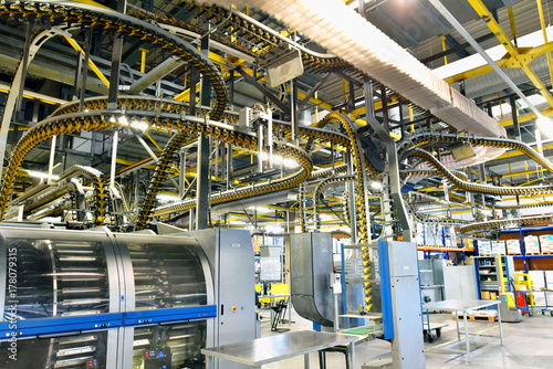 Interieur einer Industrieanlage - Großdruckerei: Maschinen und Transportbänder  // Machinery and conveyor belts in an industrial plant - Large printing works 