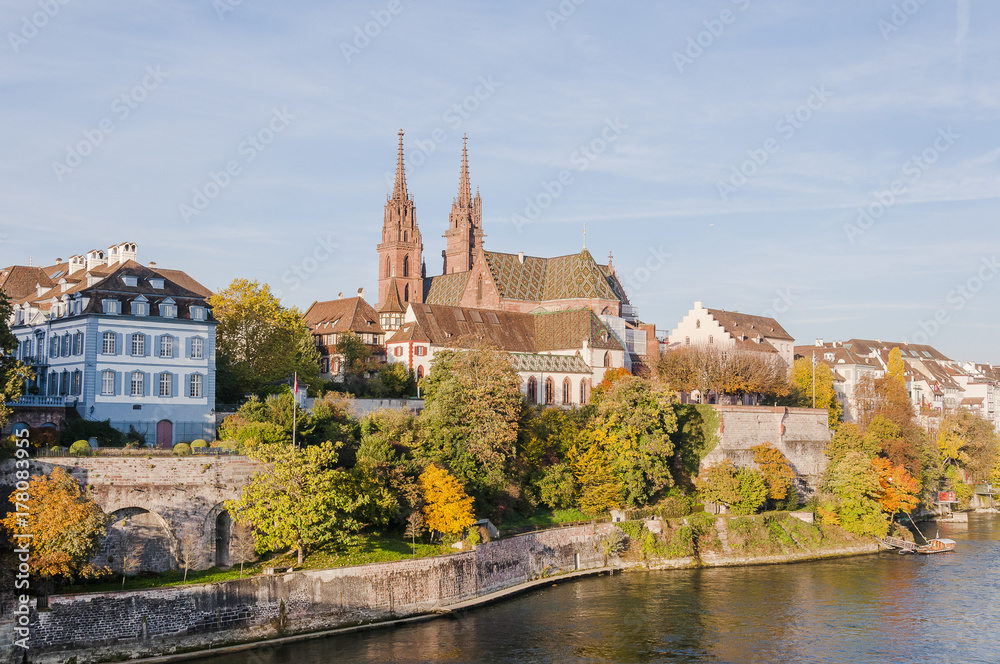 Fototapeta premium Basel, Stadt, Altstadt, Altstadthäuser, Münster, Kirche, Basler Münster, Pfalz, Rhein, Rheinufer, Fähre, Herbst, Herbstspaziergang, Schweiz
