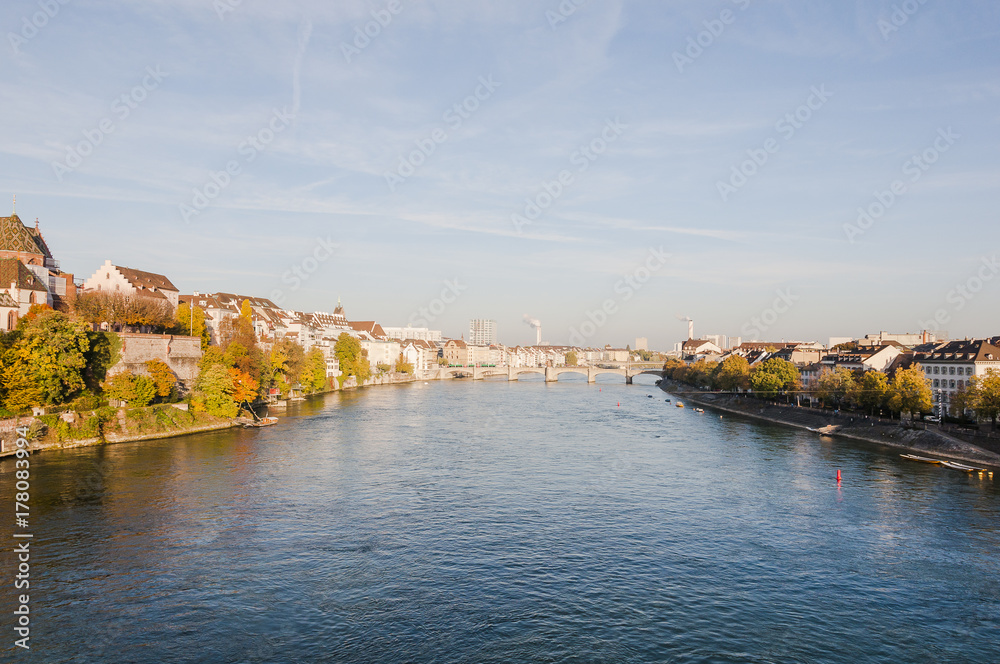Fototapeta premium Basel, Stadt, Altstadt, Altstadthäuser, Rhein, Rheinufer, Pfalz, Grossbasel, Kleinbasel, Rheinbrücke, St. Johann, Herbst, Herbstsonne, Schweiz