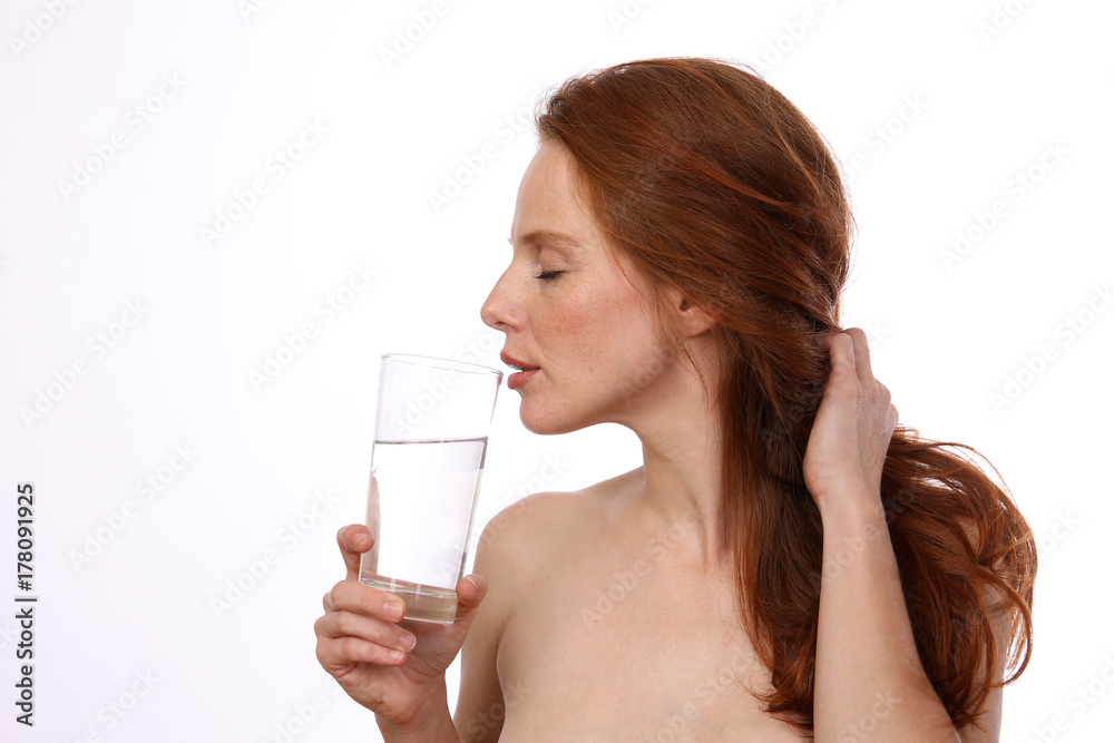 Hübsche rothaarige Frau mit einem Glas Wasser Hübsche rothaarige Frau mit einem Glas Wasser