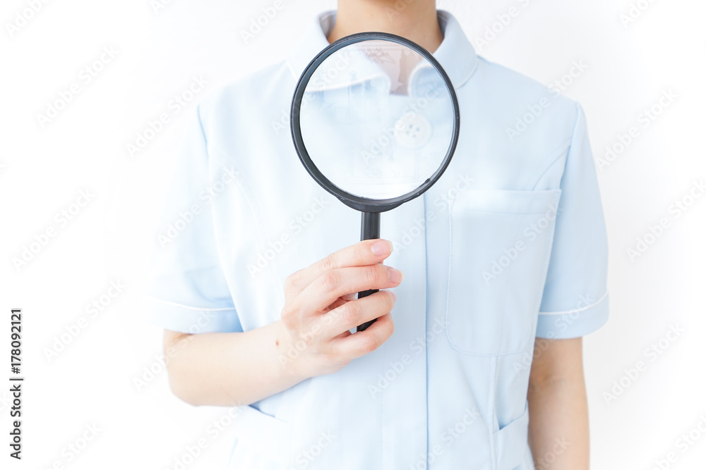 ルーペを持つ看護師 ルーペを持つ看護師