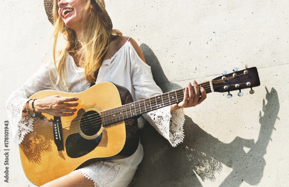 Obraz premium Beautiful singer songwriter with her guitar