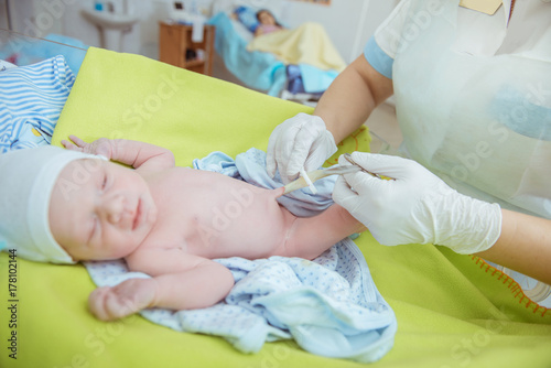 childbirth, atment of the umbilical cord of a newborn photo