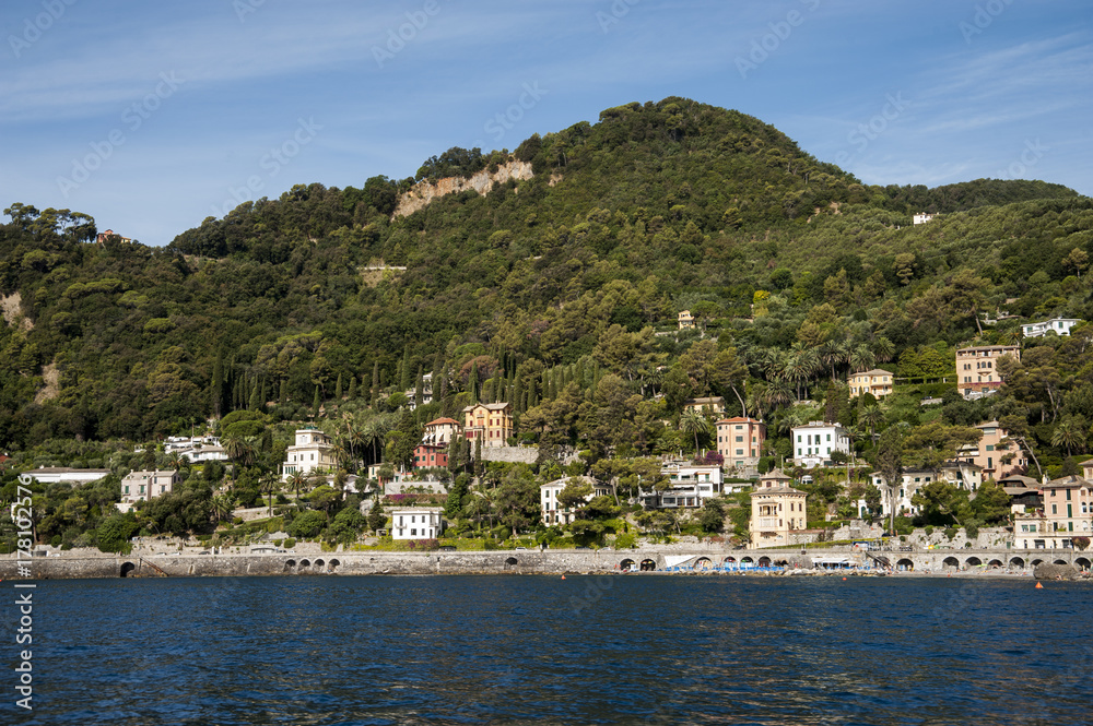 Santa Margherita Ligure, Liguria Italia -  watching the coast from the sea. beautiful houses and villas with the typical architecture of the houses just behind the beaches