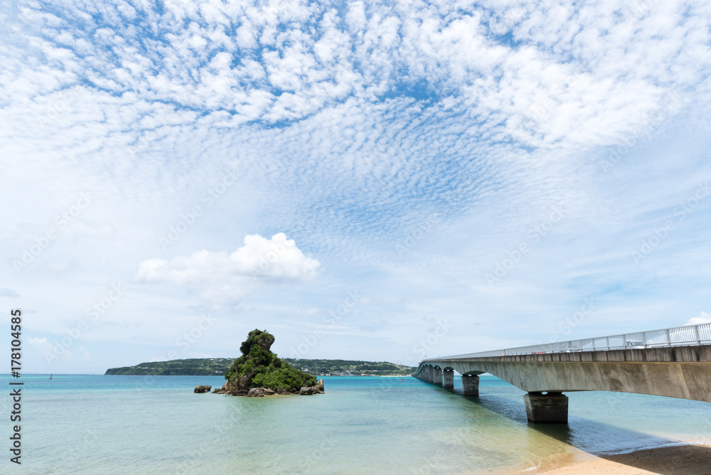 Obraz premium 青い空と雲、海、古宇利大橋