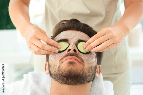 Beautician putting fresh cu...