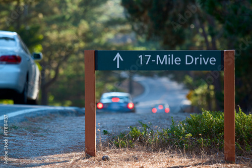 Fotografia 17 mile drive sign along a section of road on the Monterey coast