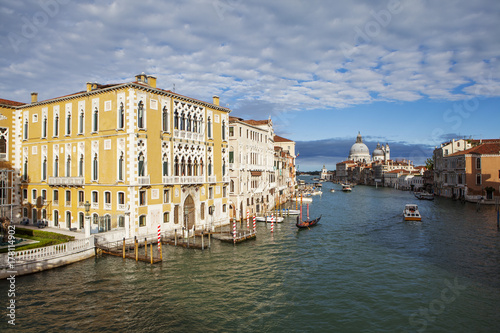 Вид с моста Академии на Большой Канал, Палаццо и собор Санта Мария делла Салюте. Венеция. Италия